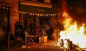 Hampir 1.000 orang ditangkap dalam gelombang demonstrasi yang kembali melanda Prancis pada Sabtu (24/10/2026). Marseille kembali dilanda kekerasan jalanan selama protes. (Thibaud MORITZ / AFP)