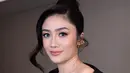 Rambut panjang Febby Rastanty ditata dengan high updo yang sisakan curly bang belah samping. Bikin pesona ibu Bhayangkari-nya makin terpancar [@febbyrastanty]