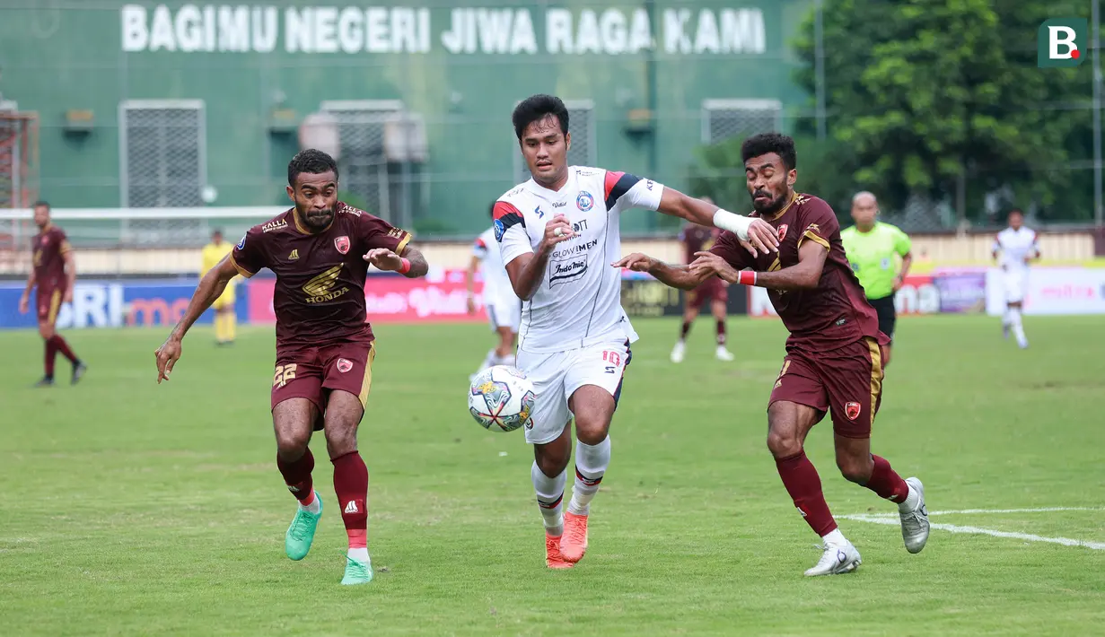 Dua pemain PSM Makassar, Yance Sayuri (kanan) dan Yakob Sayuri berusaha mengadang laju pemain Arema FC, Muhammad Rafli pada laga BRI Liga 1 2022/2023 di Stadion PTIK, Jakarta, Sabtu (4/2/2023). PSM Makassar menang dengan skor 1-0. (Bola.com/M Iqbal Ichsan)