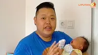 [VIDEO] Serunya Reza Bukan Mandikan Jagoan Ciliknya