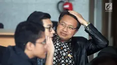 Direktur Utama PT Pembangkitan Jawa Bali (PJB) Iwan Agung Firstantara menunggu di lobi gedung KPK, Jakarta, Kamis (25/4). Iwan Agung Firstantara diperiksa sebagai saksi untuk tersangka Direktur Utama PLN nonaktif Sofyan Basir terkait kasus dugaan suap proyek PLTU Riau-1. (merdeka.com/Dwi Narwoko)