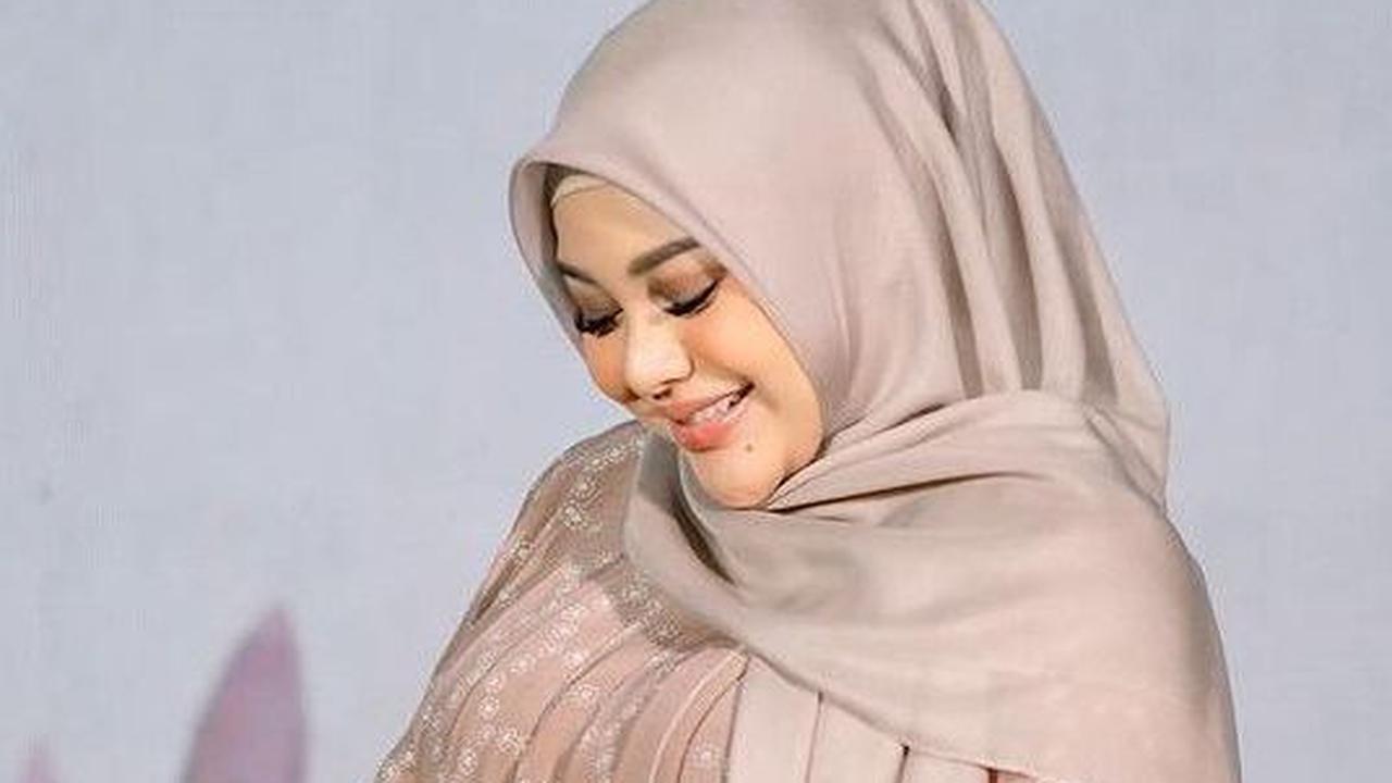Jadi bumil cocok yang mana nih untuk baju Lebaran besok? Pastikan untuk selalu mengutamakan kenyamanan dan gunakan bahan yang adem, karena biasanya bumil cenderung gampang kegerahan. Selamat berburu baju Lebaran.