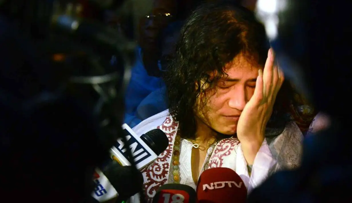Setelah 14 tahun, aktivis HAM India itu akhirnya dibebaskan dari sebuah rumah sakit yang juga berfungsi sebagai penjara. (AFP PHOTO/STR)