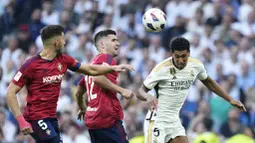 Pemain Real Madrid, Jude Bellingham, menyundul bola saat melawan Osasuna pada laga pekan ke-9 La Liga 2023/2024 di Stadion Santiago Bernabeu, Sabtu, (7/10/2023). (AP Photo/Jose Breton)