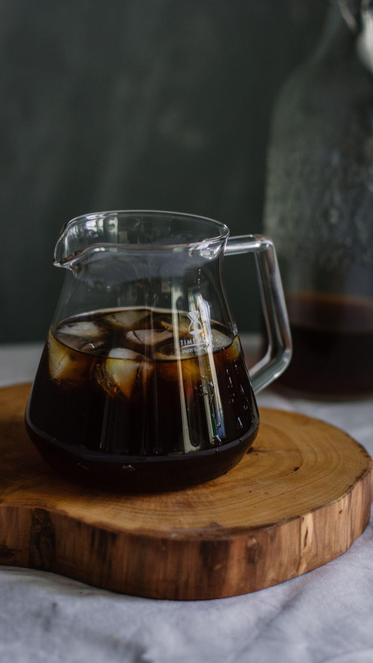 Secara umum, karena kandungan kafein yang sama, baik dalam kondisi dingin atau panas, kopi tetap bisa membuat mata lebih melek.