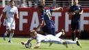 Penyerang Manchester United, Anthony Martial, berebut bola dengan pemain San Jose Earthquakes, Tommy Thompson, di Stadion Levi's, Minggu (22/7/2018). Manchester United ditahan 0-0 dengan San Jose Earthquakes. (AP/D. Ross Cameron)