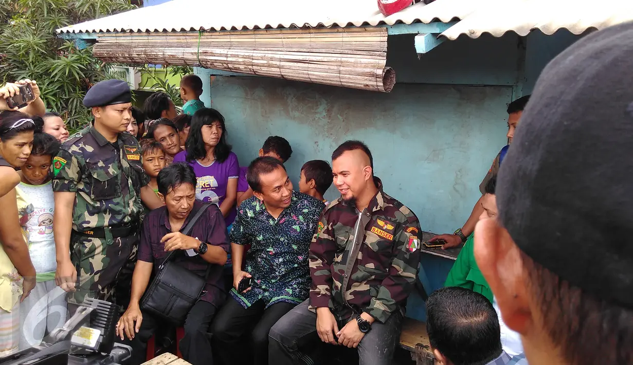 Musisi Ahmad Dhani mendatangi lokalisasi Kalijodo, Penjaringan, Jakarta, Senin (15/2). Bakal calon gubernur DKI Jakarta itu mengenakan seragam loreng Banser saat blusukan ke kawasan esek-esek yang terancam digusur Pemprov DKI tersebut (Foto : Muslim AR)