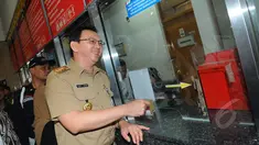 Gubernur DKI Jakarta Basuki T Purnama memantau kondisi Stasiun Tanah Abang, Jakarta, Rabu (15/4/2015). Pemprov DKI rencananya akan membangun jembatan penghubung dari Stasiun Tanah Abang menuju Pasar Blok G Tanah Abang. (Liputan6.com/Herman Zakharia)