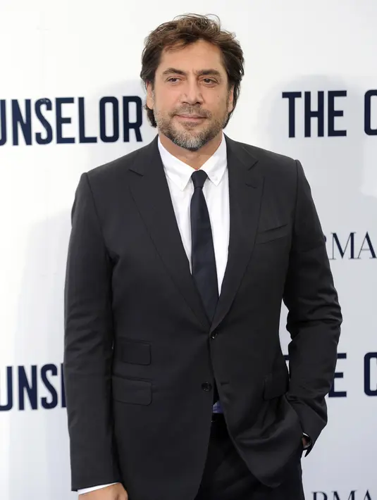Javier Bardem. Aktor tampan ini merupakan ayah dari dua orang anak, Luna Encinas Cruz dan Leo Encinas Cruz. Javier dan istri,Penelope Cruz cukup tertutup tentang kehidupan pribadi keluarga mereka. (Bintang/EPA)