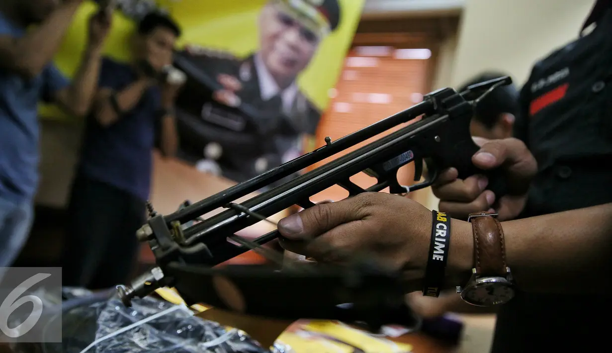 Petugas menunjukan senjata krisbow saat rilis di Polres Jakarta Utara, Senin (25/1). Dalam penggrebekan petugas berhasil menyita 20,74 Gram Sabu, sejumlah senjata api berikut  amunisi dan sebuah granat nanas aktif. (Liputan6.com/Faizal Fanani)