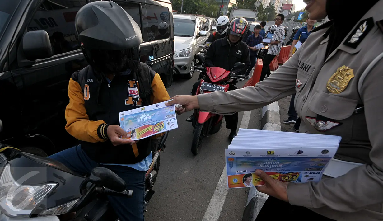 Polda Metro Jaya membagikan peta mudik 2015 kepada pengendara di kawasan Bundaran HI, Jakarta, Jumat (26/6/2015). Pembagian peta tersebut diharapkan mampu meningkatkan keselamatan dalam bermudik. (Liputan6.com/Johan Tallo)