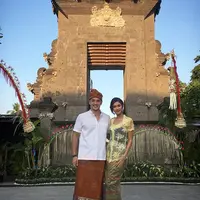 Keharmonisan dan kebersamaan pasangan ini membuat iri para netizen. Banyak yang memuji keharmonisan, tidak sedikit juga mendoakan pernikahannya langgeng. (Instagram/andrew.white._)