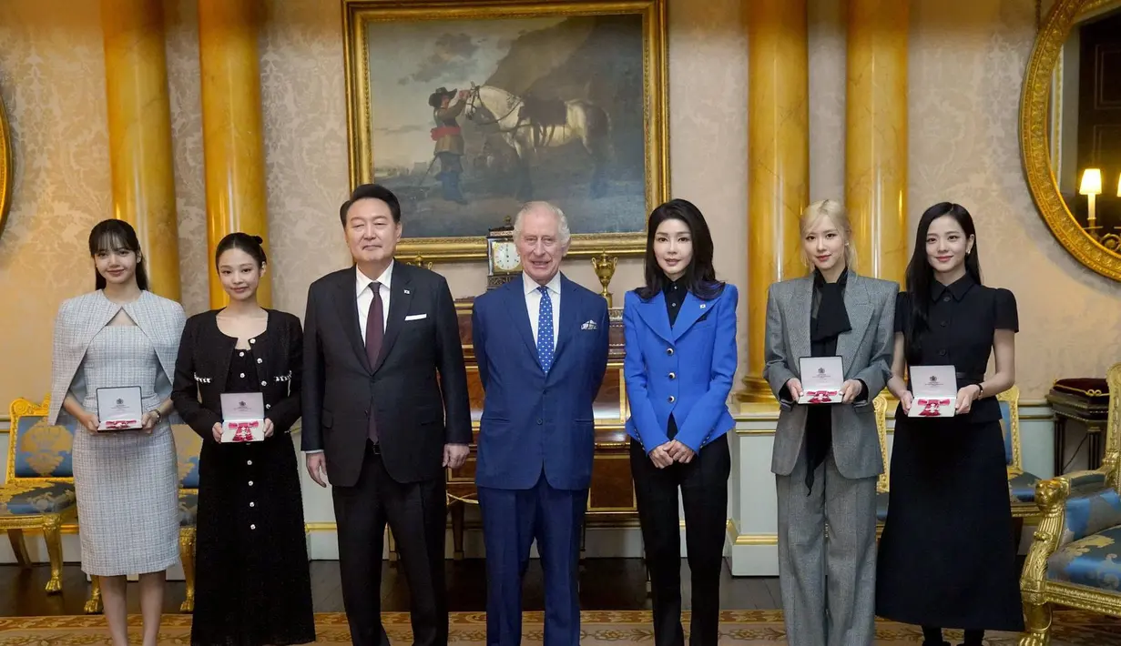 Gelar tersebut diberikan kepada Lisa, Jennie, Rose, dan Jisoo di Istana Buckingham pada Rabu 22 November 2023 atas peran mereka dalam KTT COP26 di Glasgow. Saat itu, BLACKPINK memainkan peran penting sebagai duta dan advokasi aksi iklim.  [twitter/BBBU_BLACKPIN/BLACKPINKGLOBAL]