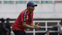 Pelatih Semen Padang, Weliansyah, memberikan instruksi kepada pemainnya saat melawan Tira Persikabo pada laga Shopee Liga 1 di Pakansari, Bogor, Jumat (267/9). Tira Persikabo bermain imbang 1-1 atas Semen Padang. (Bola.com/Yoppy Renato)