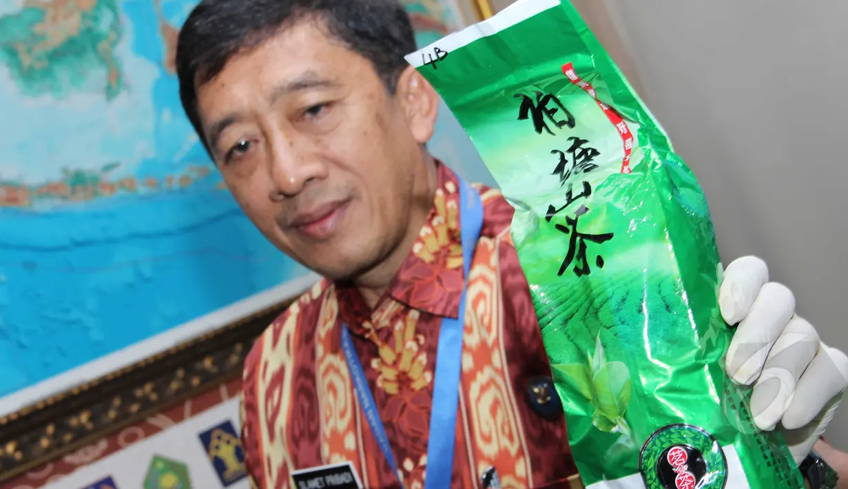 Seorang petugas menunjukkan sabu dalam kemasan plastik berwarna hijau, Jakarta, Jumat (20/3/2015). BNN menyita barang bukti berupa 25,25 kg sabu.(Liputan6.com/Helmi Afandi)