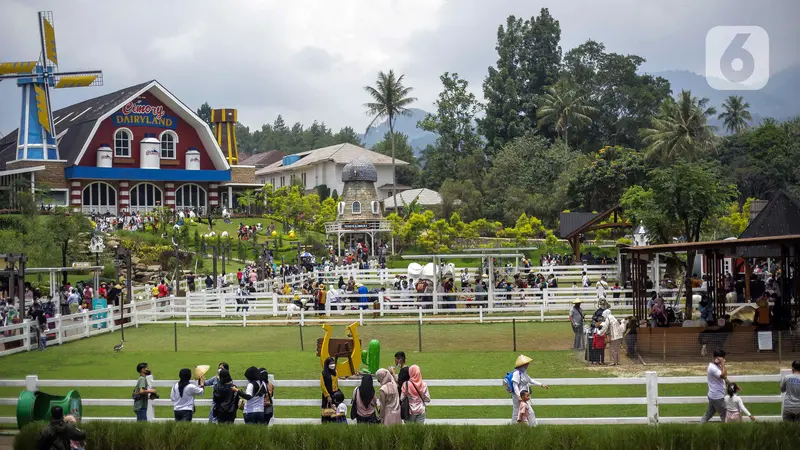 FOTO: Tempat Wisata Kawasan Puncak Dipadati Pengunjung