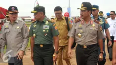 Kepala BNPB Willem Rampangilei (kiri), Panglima TNI Jendral Gatot Nurmantyo, Mendagri Tjahjo Kumolo meninjau pembangunan pabrik OKI Pulp & Paper Mills di Sungai Baung Kec Air Sugihan, OKI, Sumatra Selatan, Kamis (1/3). (Liputan6.com/Gempur M Surya) 