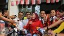 Muzdalifah memberikan keterangan pers saat tiba di Pengadilan Agama Tanggerang, Selasa (1/9/2015). Muzdalifah akan menjalani sidang perdana gugatan cerai kepada suaminya Nassar. (Liputan6.com/Faisal R Syam)