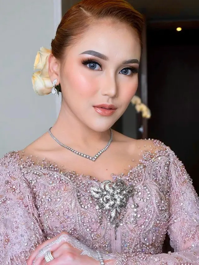 9 Gaya Menawan Ayu Ting Ting di Akad Nikah Sang Adik, Serasi Bareng Ivan Gunawan