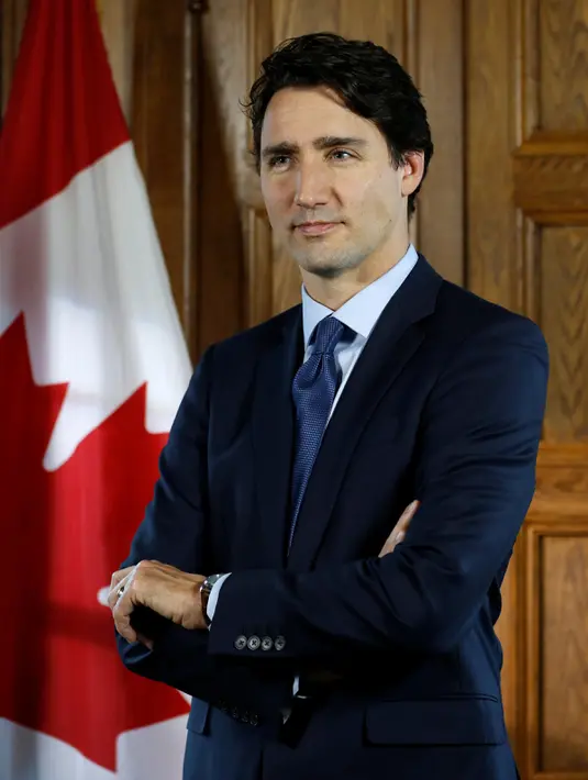 PM Kanada Justin Trudeau saat melakukan sesi wawancara di kantornya, Parliament Hill, Ontario , Kanada , 19 Mei 2016. Pemimpin kontroversial ini akan menjadi pemimpin negara pertama yang mengikuti pawai gay di Toronto Juli nanti. (REUTERS / Chris Wattie)