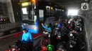 Kemacetan arus lalu lintas di Underpass Mampang, Jakarta Selatan, Kamis (6/7/2023). Kemacetan terjadi karena para pengendara kendaraan roda dua berteduh menghindari hujan. (merdeka.com/Arie Basuki)