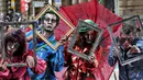 Sejumlah peserta berkostum zombie berpose untuk wartawan saat mengikuti parade "Zombie Walk" di Sao Paulo, Brasil, Senin (2/11/2015). (REUTERS / Paulo Whitaker)