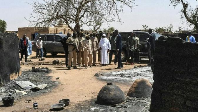 Rombongan presiden Mali meninjau lokasi bekas pembantaian esa Fulani oleh kelompok militan Dogon (AFP)