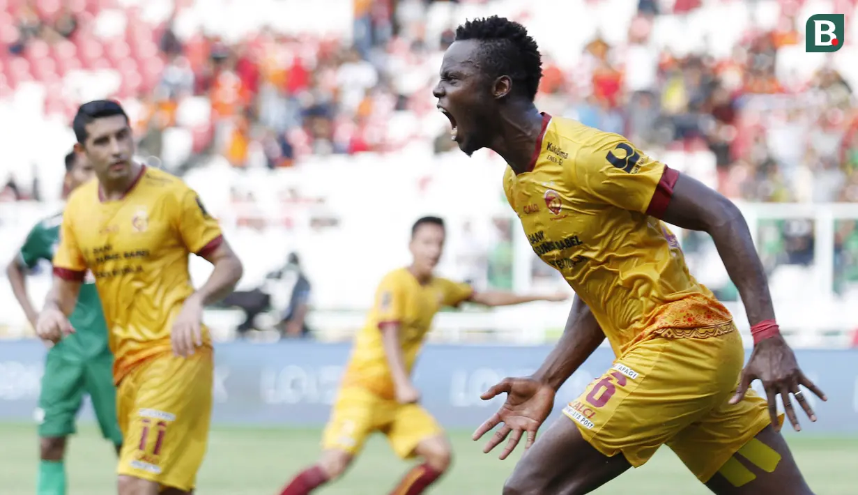 Bek Sriwijaya FC, Mohamadou N'Diaye, melakukan selebrasi usai mencetak gol ke gawang PSMS Medan pada perebutan tempat ketiga Piala Presiden di SUGBK, Jakarta, Sabtu (17/2/2018). PSMS kalah 0-4 dari Sriwijaya. (Bola.com/M Iqbal Ichsan)