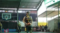 Center Tenaga Baru Pontianak, Priscilla Annabelle Karen, mendapat pelajaran berharga setelah bermain bersama legenda basket putri, Marlina Herawan, pada turnamen Vois Cup 5. (Bola.com/Andhika Putra)