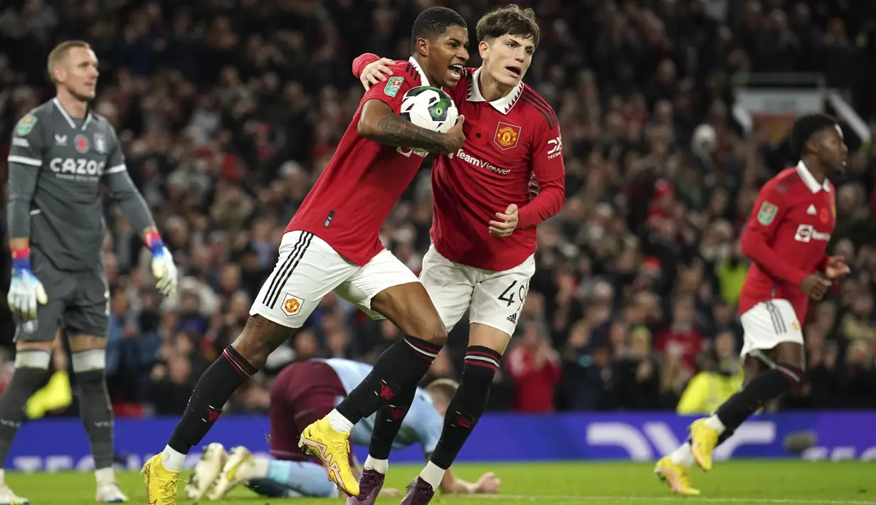 <p>Penyerang Manchester United, Marcus Rashford (kiri) berselebrasi dengan rekannya Alejandro Garnacho setelah mencetak gol gawang Aston Villa pada pertandingan putaran ketiga Piala Liga Inggris 2022 di Stadion Old Traffodr, Manchester, Inggris, Jumat (11/11/2022). MU menang atas Aston Villa dengan skor 4-2. (AP Photo/Dave Thompson)</p>