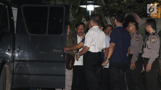 Terjaring OTT, Begini Ekspresi Kadis PUPR Tulungagung Saat Digiring ke KPK