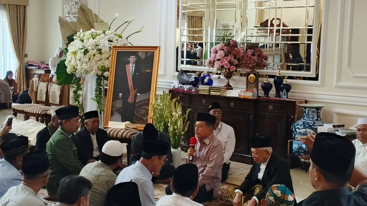 Dua mantan wakil presiden Republik Indonesia, Jusuf Kalla dan Ma'ruf Amin hadir melayat ke rumah duka Almarhum Suryadharma Ali (Liputan6.com/Muhammad Radityo Priyasmoro)