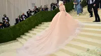 Penyanyi dan penulis lagu AS Billie Eilish tiba di Met Gala 2021 di Metropolitan Museum of Art pada 13 September 2021 di New York. (ANGELA WEISS / AFP)