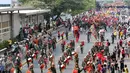 Ribuan peserta melakukan pawai dalam kegiatan Gotong Toa Pe Kong dan kirab budaya di Jalan Hayam Wuruk, Jakarta Barat, Minggu (18/10/2015).  Tujuan acara ini untuk melestarikan budaya Indonesia termasuk Tionghoa. (Liputan6.com/Immanuel Antonius)
