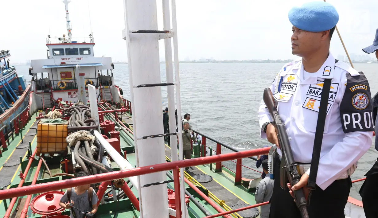 Badan Keamanan Laut (Bakamla) RI mengamankan dua kapal berjenis motor tanker dan kapal ikan di perairan Teluk Jakarta, Jumat (1/2). Kapal tanker milik EIP itu diduga telah melakukan transfer BBM ke kapal ikan sekitar 41 ton. (Liputan6.com/Angga Yuniar)