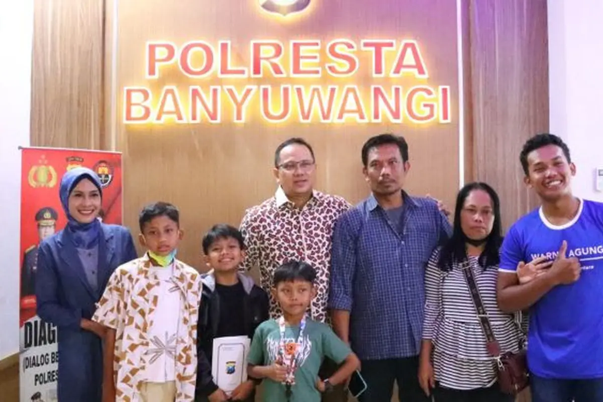 Didampingi Keluarganya Farel Prayoga (Jaket Hitam ) Temua Kapolresta Banyuwangi Kombes Pol Deddy Foury Millewa (Istimewa)