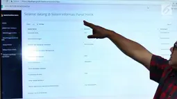 Ketua KPU Arief Budiman memaparkan penggunaan SIPOL, Jakarta, Jumat (6/10). KPU menyebut hingga hari keempat pendaftaran pemilu 2018, sudah ada 30 partai politik yang menginput data kepengurusan dan keanggotaan ke dalam SIPOL. (Liputan6.com/Johan Tallo)