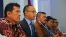 Sekjen PAN Eddy Suparno (kedua kiri) bersama para pengurus baru DPP PAN mengumumkan kepengurusan DPP PAN periode 2015-2020, Senayan, Jakarta, Rabu (25/3/2015).(Liputan6.com/Andrian M Tunay)