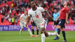 Raheem Sterling merupakan pemain Inggris pertama yang berhasil mencetak lebih dari satu gol dalam putaran final Euro, setelah terakhir ditorehkan oleh Rooney dan Lampard pada Euro 2004. Selain itu, Inggris selalu meraih kemenangan ketika Sterling mencetak gol. (Foto: AFP/Pool/Laurance Griffith)