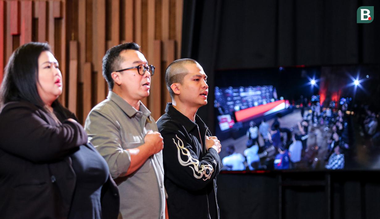 <p>CEO Byon, Yoshua Marcellos (kanan), CEO VIP Emtek, Indra Yudhistira (tengah), dan Senior Vice President Content Vidio, Eva Stephanie Kurnia menyanyikan lagu Indonesia Raya saat konferensi pers Byon Combat Showbiz Volume 4 yang berlangsung di SCTV Tower, Jakarta, Senin (28/10/2024) siang WIB. (Bola.com/Bagaskara Lazuardi)</p>