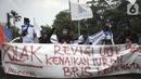Massa buruh turun ke jalan saat gelar aksi di sekitar Gedung DPR RI, Jakarta, Rabu (2/10/2019). Puluhan ribu buruh dari berbagai daerah berunjuk rasa dalam rangka menolak revisi UU Ketenagakerjaan dan PP Nomor 78 Tahun 2015 serta menolak kenaikan iuran BPJS Kesehatan. (merdeka.com/Iqbal S. Nugroho)