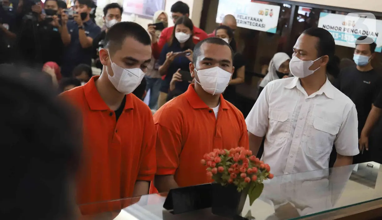 Tersangka pengeroyokan yang juga pengusaha pemilik gerai penjualan gawai, Putra Siregar (tengah) bersama artis Rico Valentino (kiri) dihadirkan saat rilis kasus pengeroyokan di Polres Metro Jakarta Selatan, Rabu (13/4/2022). (Liputan6.com/Herman Zakharia)