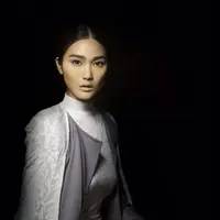 'Capek, tidak ada konfirmasi antara saya dan Marshall (suami Dominique) dan beritanya nggak benar jangan di apa yah dimakin keruhkan dipermasalahkan,' keluhnya Dominique.  (Via Instagram/@dominiquediyose)