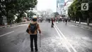 Anggota brimob memukul mundur massa aksi di kawasan Tanah Abang, Jakarta, Selasa (13/10/2020). Hingga menjelang magribh massa masih melakukan perlawan di kawasaan tersebut. (Liputan6.com/Faizal Fanani)