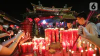 Suasana Vihara Boen Tek Bio pada perayaan malam Tahun Baru Imlek 2571 di Tangerang, Jumat (24/1/2020). Suasana vihara tertua di Kota Tangerang yang meriah dihiasi dengan lampion dan lilin di halaman. (Liputan6.com/Fery Pradolo)