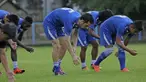 Video latihan Persib Bandung di Stadion Gelora Samudra Putra, Kuta Bali jelang persiapan melawan Arema Cronus di Bali Island Cup 2016 ditutup dengan hujan deras pada Senin (22/2/2016).