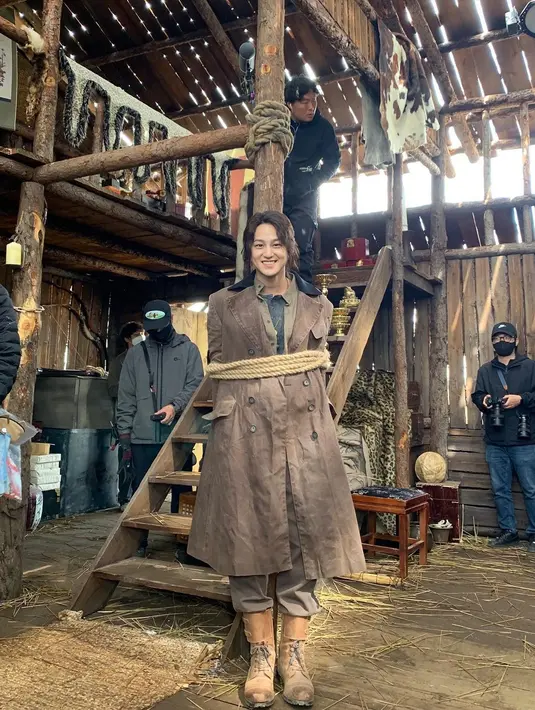 Kim Bum di balik layar drakor Tale of the Nine-Tailed 1938. (Instagram/ k.kbeom)