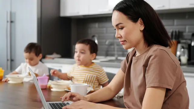 Mengatasi Rasa Bersalah Saat Kembali Menjadi Ibu Bekerja dengan Cara yang Lebih Sehat