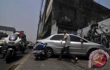 Permintaan Maaf Satpol PP Viral Mobil Dinas Parkir di Trotoar Halangi Pejalan Kaki