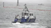 Kapal penangkap ikan selamatkan awak kapal militer AS, Angkatan Laut yang jatuh ke lepas Pantai San Diego, Rabu (12/2/2025). (AP)